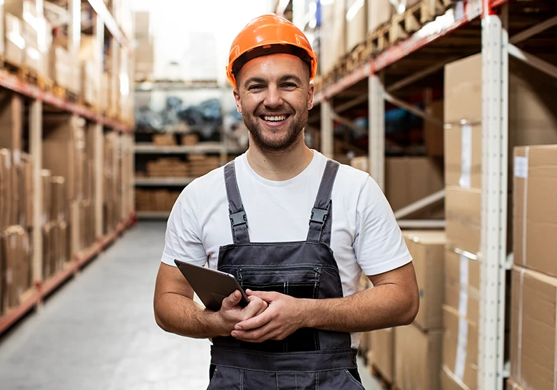 Trabalhador no armazém sorrindo